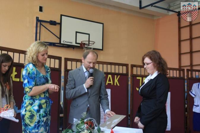 : Najlepsza uczennica szkoły - Anna Maciąg z prawej. Od lewej dyrektor Mariola Piątek oraz dyrektor Artur Kołacz. 